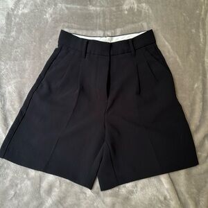 Aritzia Effortless Shorts 7”